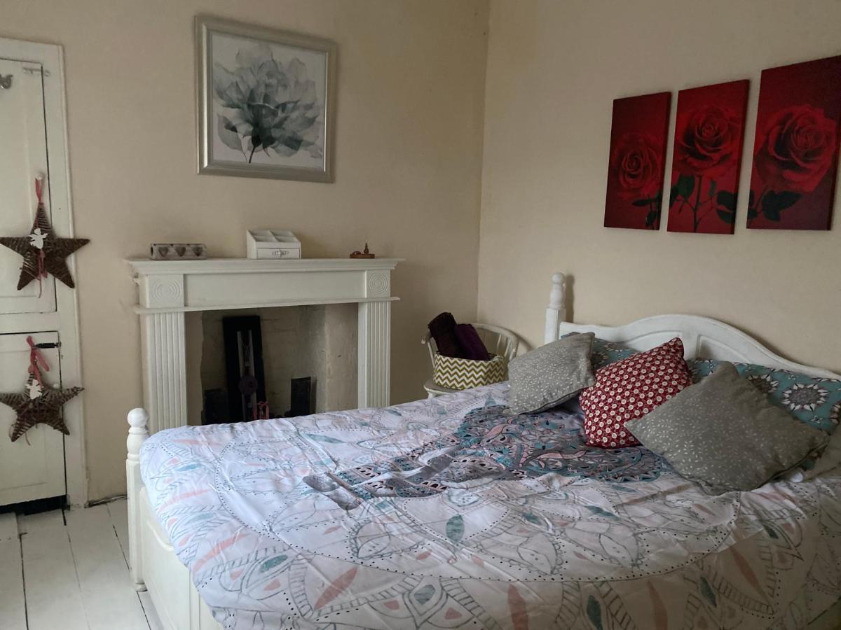Stunning 2-Bed Apartment Above Schooners Bar Neath Exterior photo
