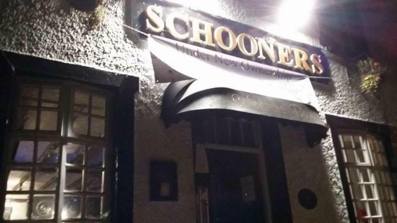 Stunning 2-Bed Apartment Above Schooners Bar Neath Exterior photo