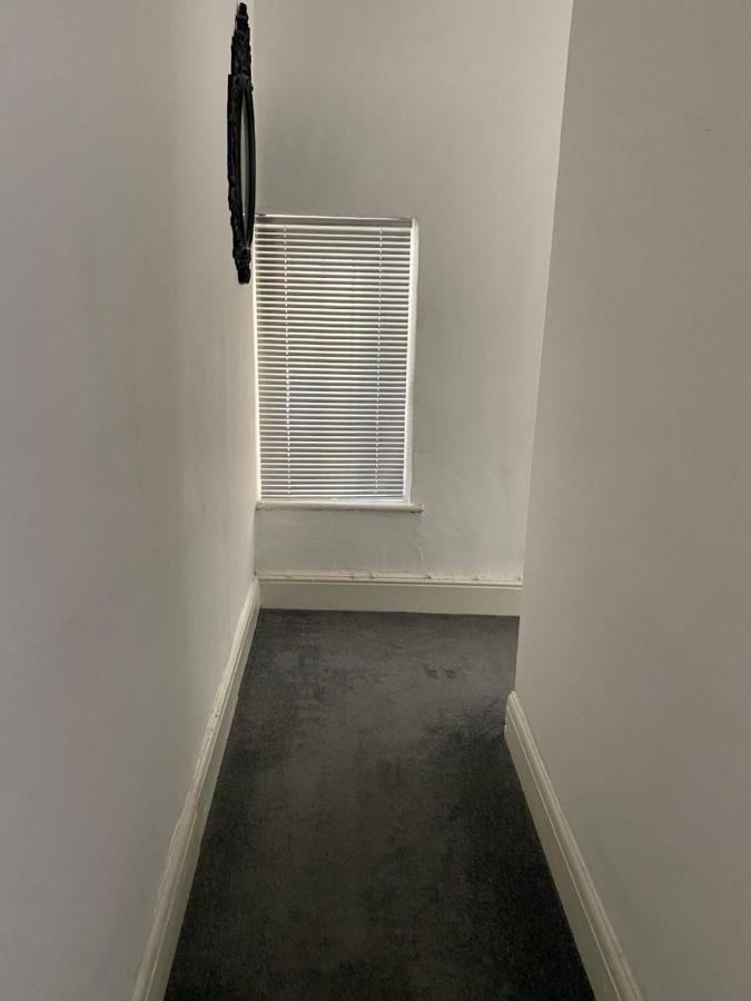 Stunning 2-Bed Apartment Above Schooners Bar Neath Exterior photo