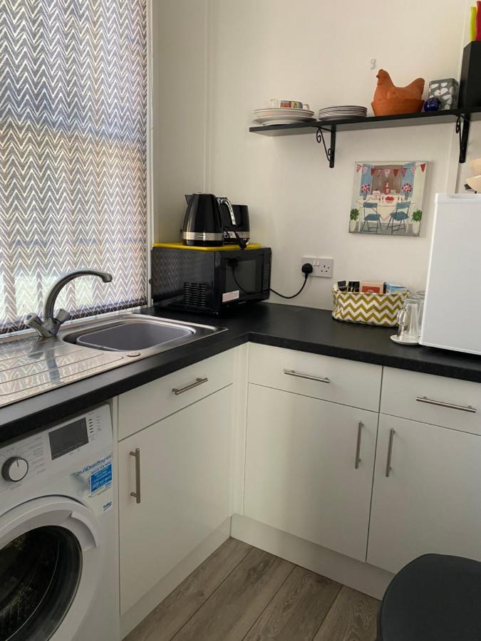 Stunning 2-Bed Apartment Above Schooners Bar Neath Exterior photo