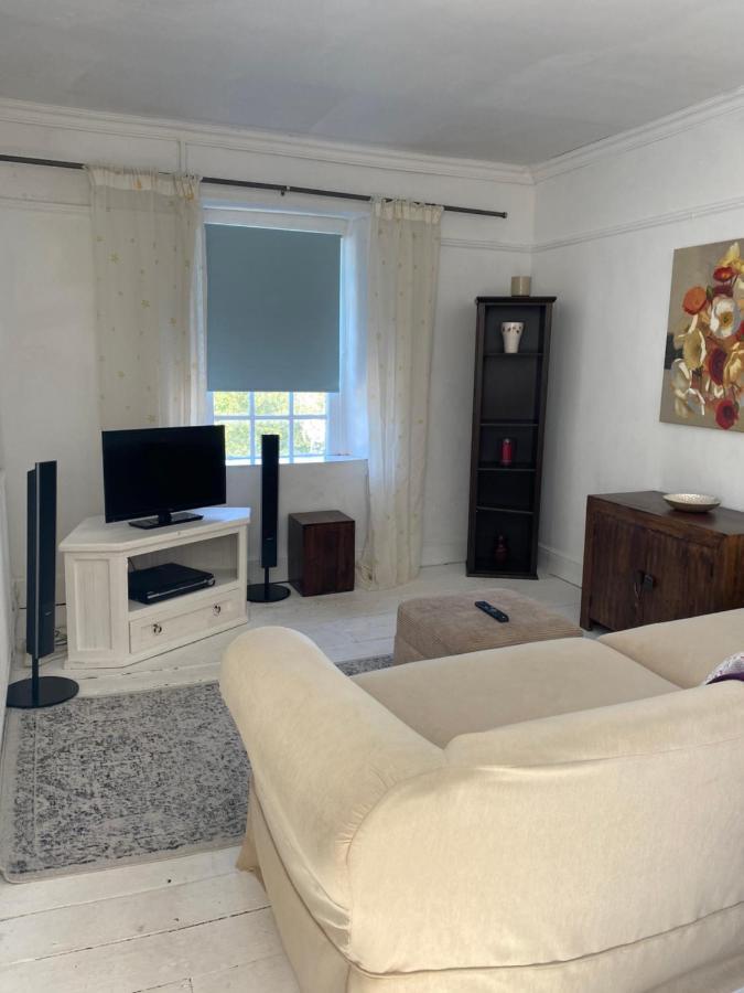Stunning 2-Bed Apartment Above Schooners Bar Neath Exterior photo