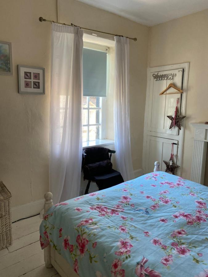 Stunning 2-Bed Apartment Above Schooners Bar Neath Exterior photo